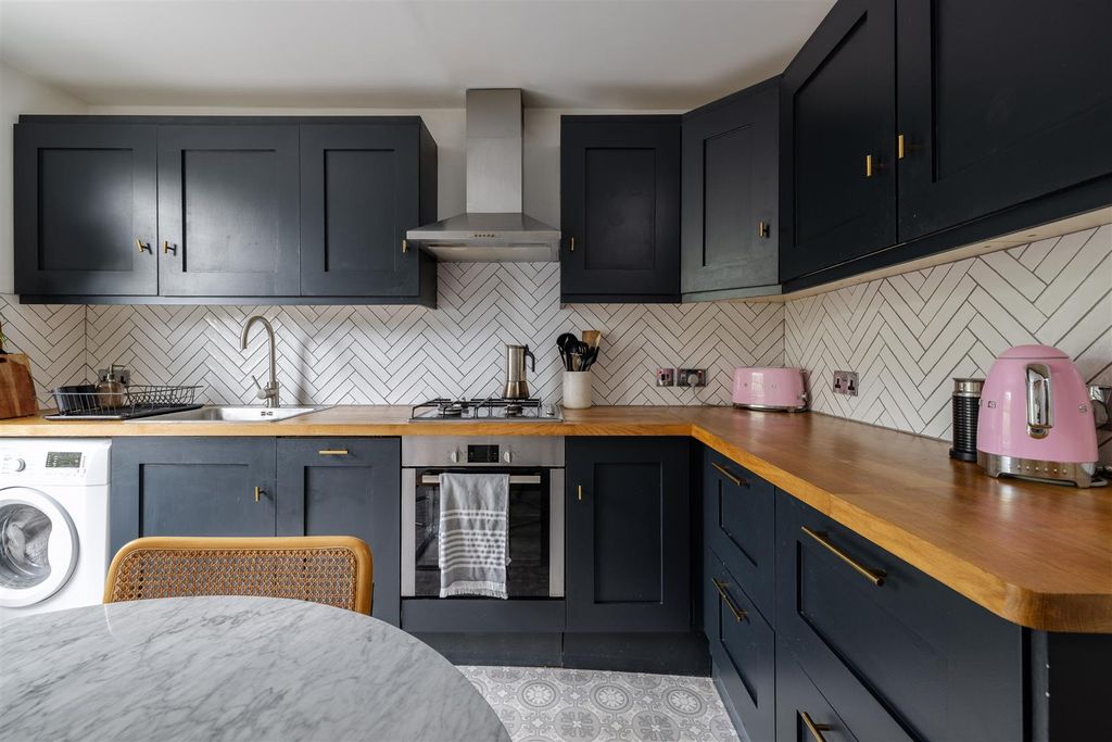 Property photo 3 of 20 Colworth Road, E11
