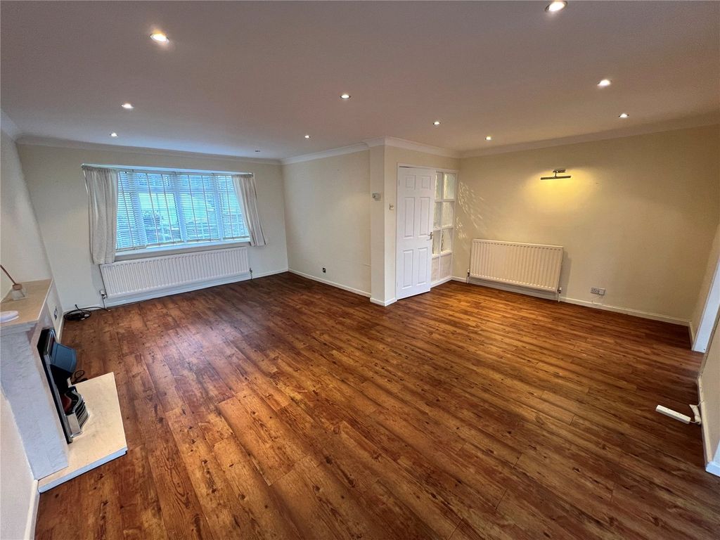 Property photo 3 of 16 Lounge