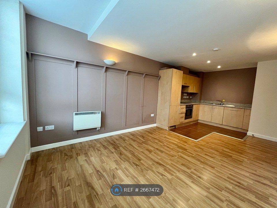 Property photo 1 of 11 Living / Kitchen Area