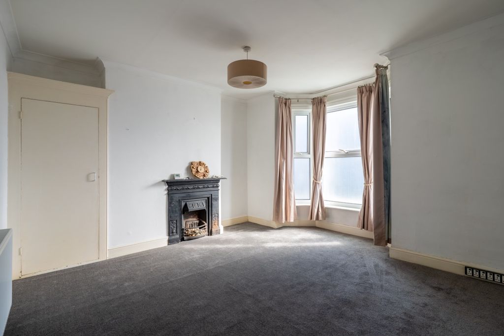 Property photo 2 of 10 5068461