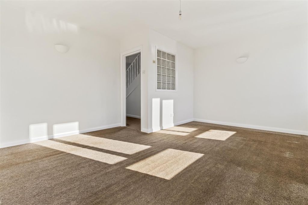 Property photo 3 of 20 5A Elm Park-013.Jpg