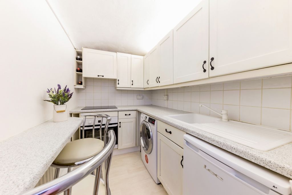 Property photo 3 of 8 Kitchen