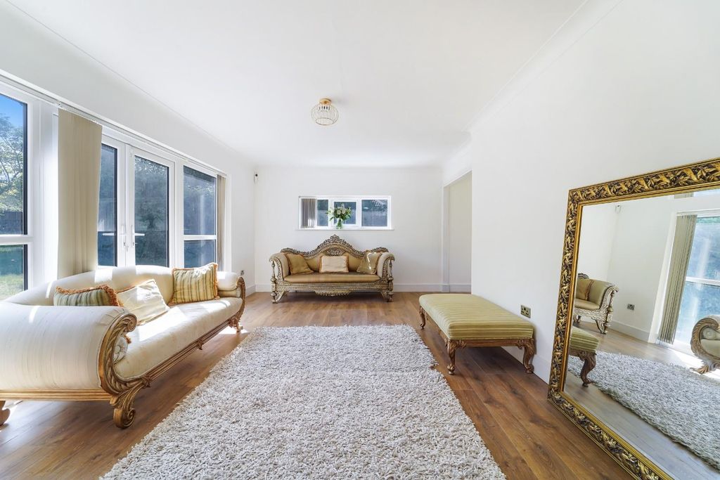 Property photo 3 of 20 Brighton Road