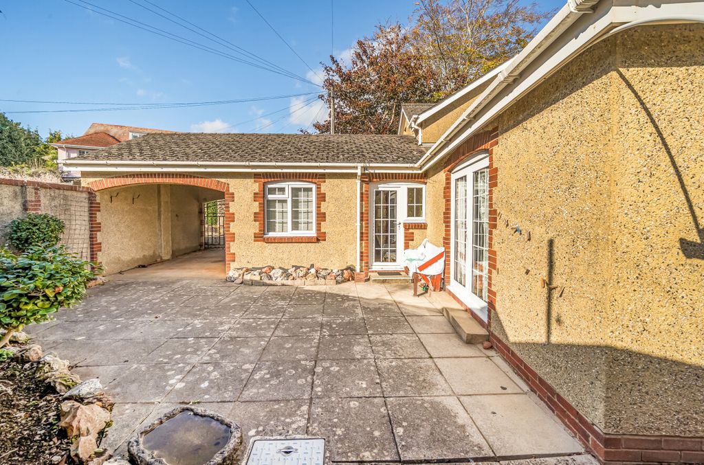 Property photo 1 of 20 1373915-2-6900Cee...