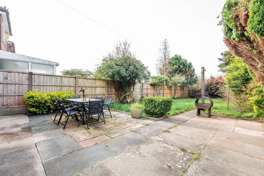 Property photo 2 of 17 Garden