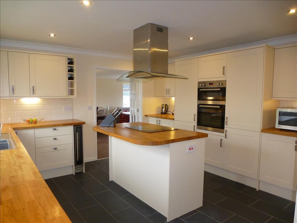 Property photo 2 of 10 Kitchen