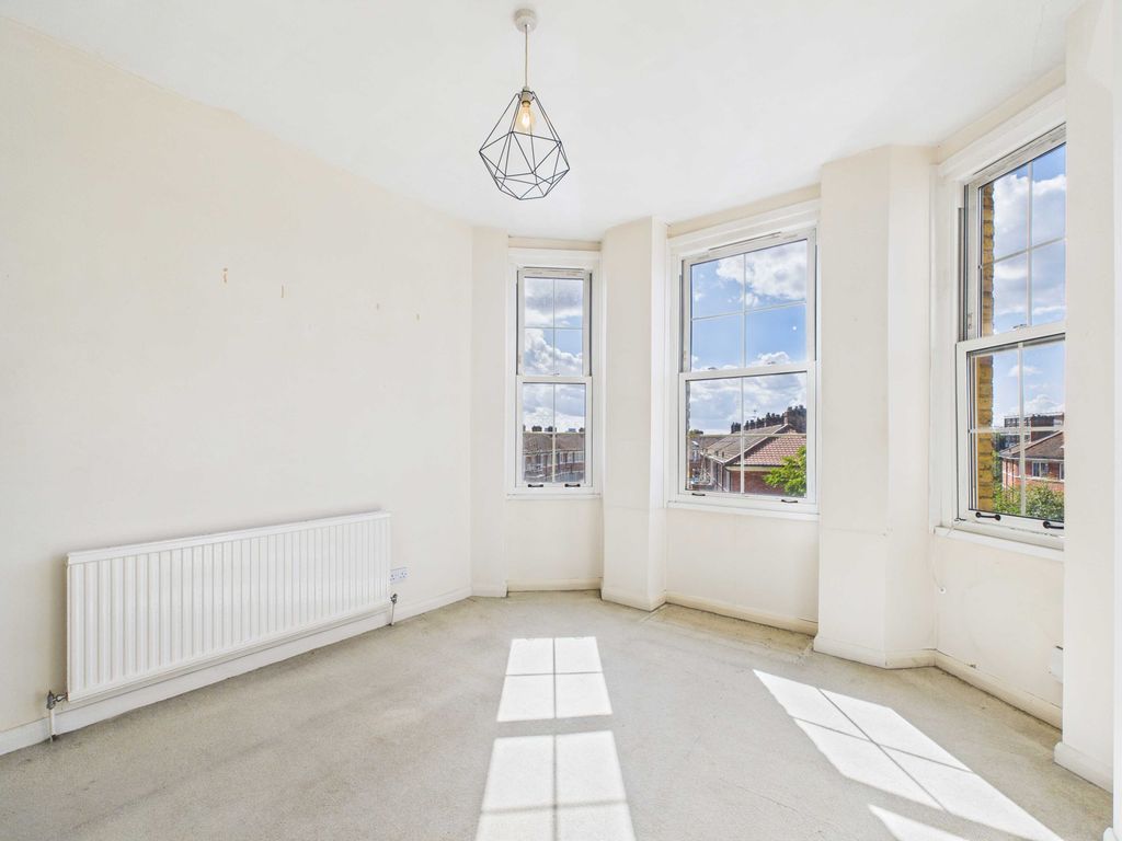 Property photo 2 of 9 Cam03741G0-Pr0114-Still010