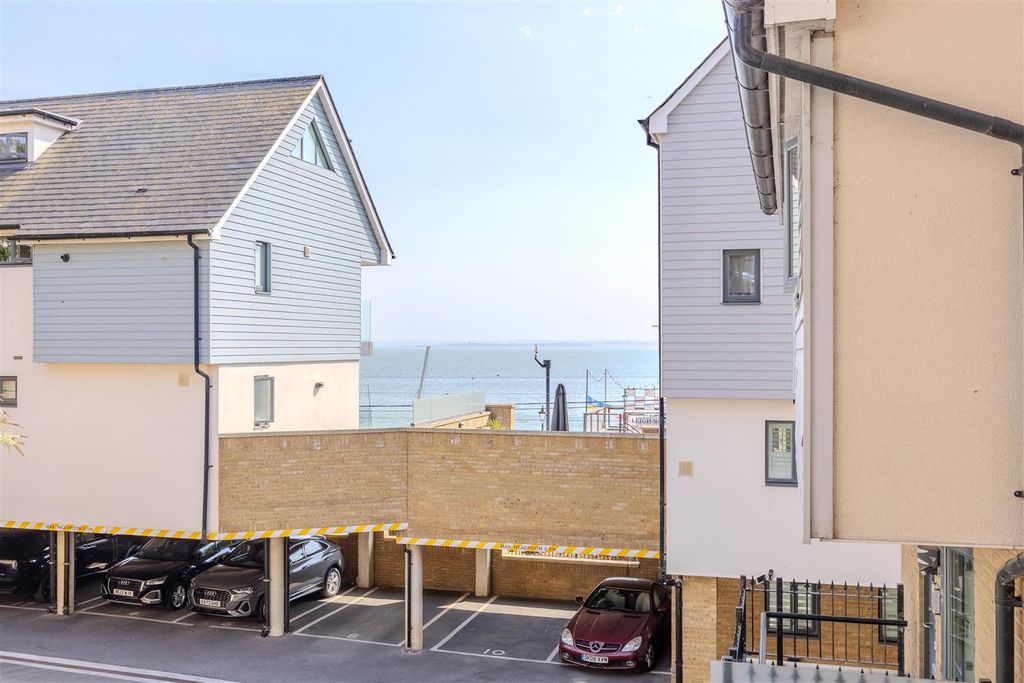 Property photo 2 of 30 Sea View