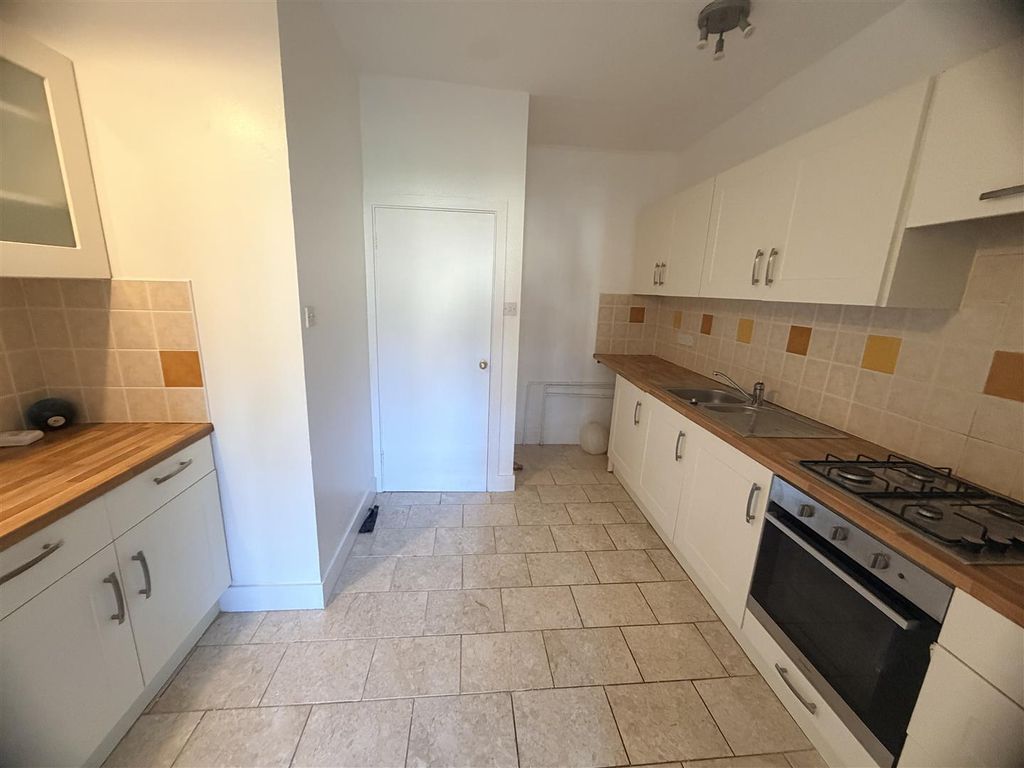 Property photo 3 of 6 Kitchen