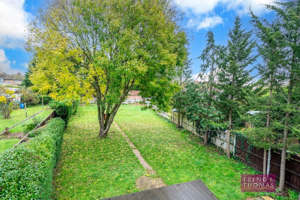 Property photo 2 of 17 Garden (2)