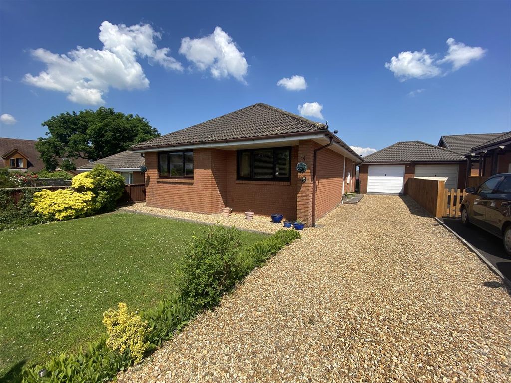 Property photo 1 of 16 Externally