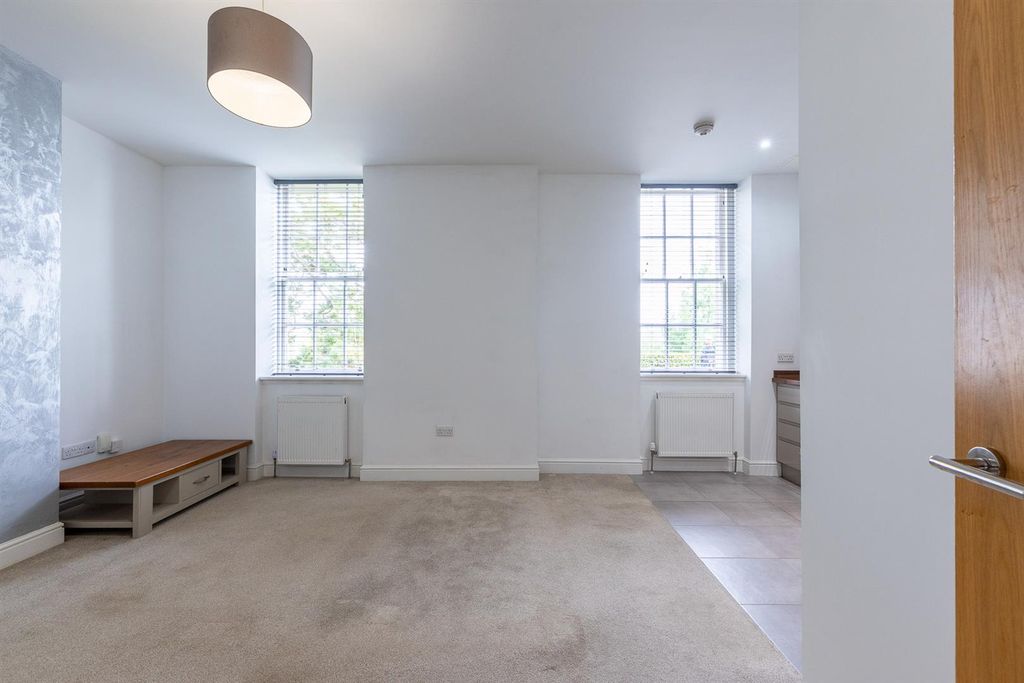 Property photo 3 of 18 S003.Jpg