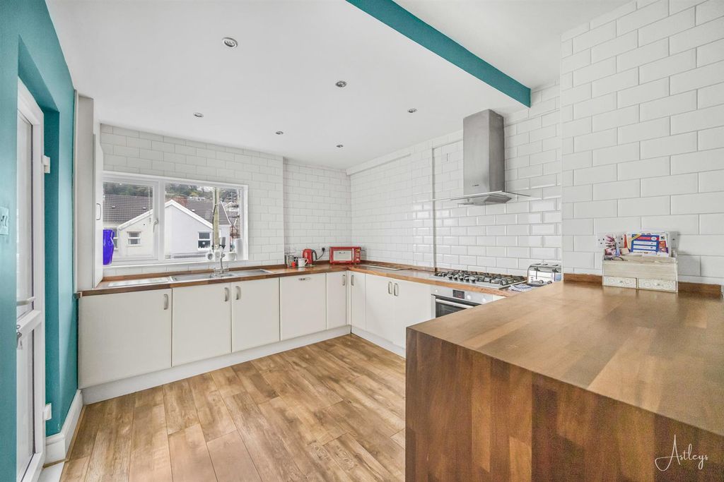 Property photo 1 of 23 Kitchen/Breakfast Room
