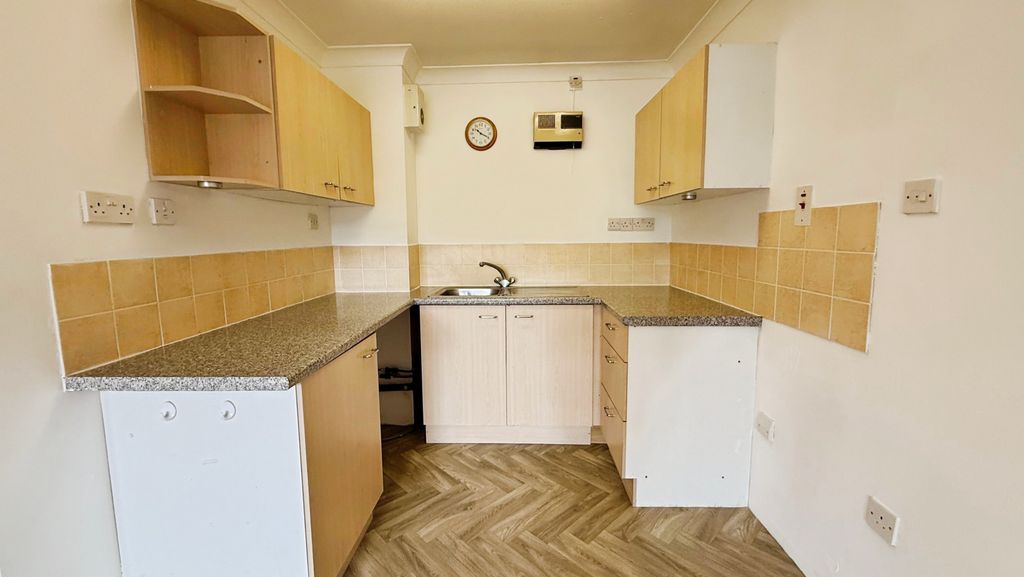 Property photo 2 of 9 Kitchen