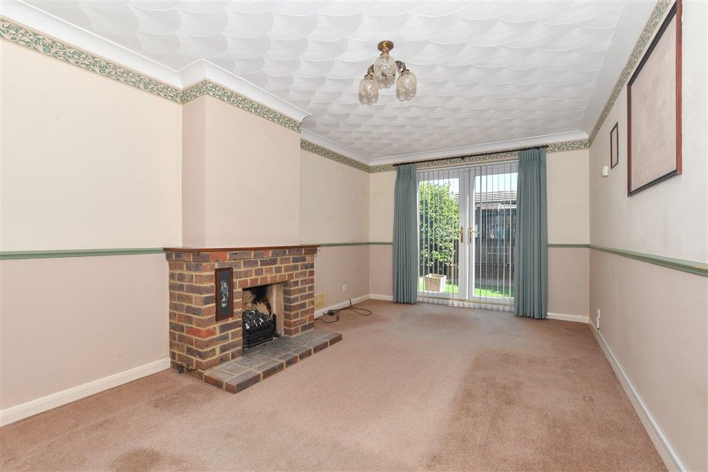Property photo 3 of 11 Lounge