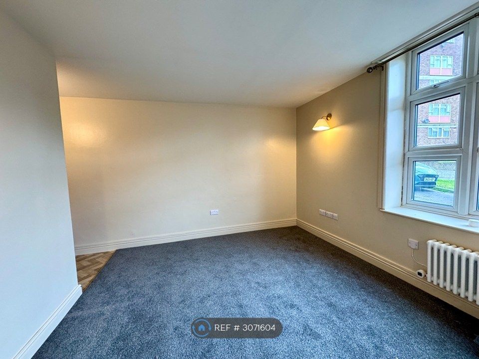 Property photo 3 of 8 Lounge