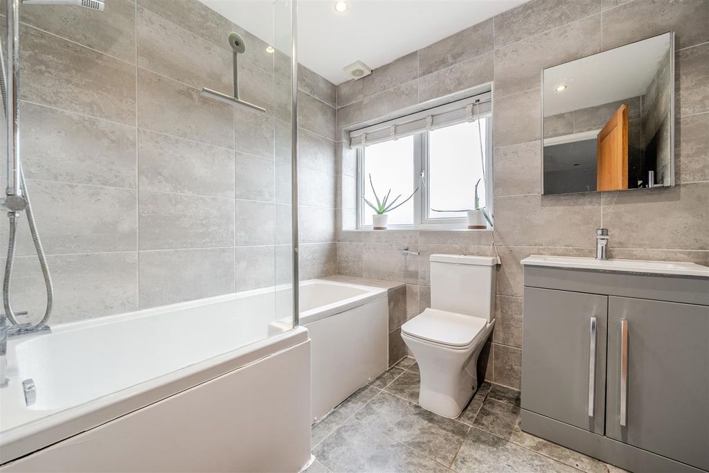 Property photo 3 of 18 Bathroom