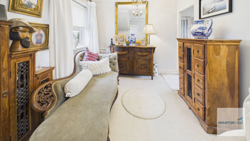 Property photo 3 of 25 Cam03663G0-Pr0235-Still003