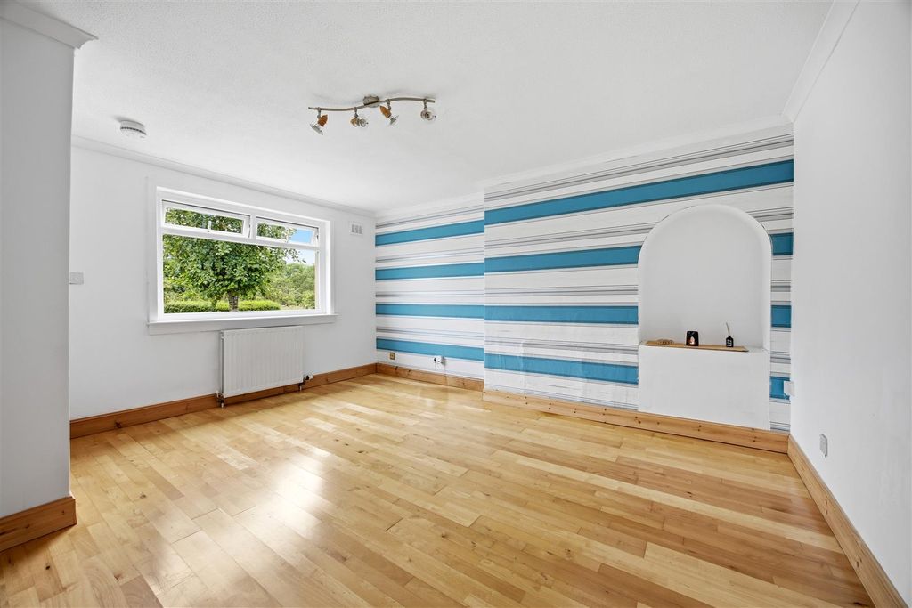 Property photo 2 of 14 04-14_Bridgeburn_Drive_Chryston_004.Jpg