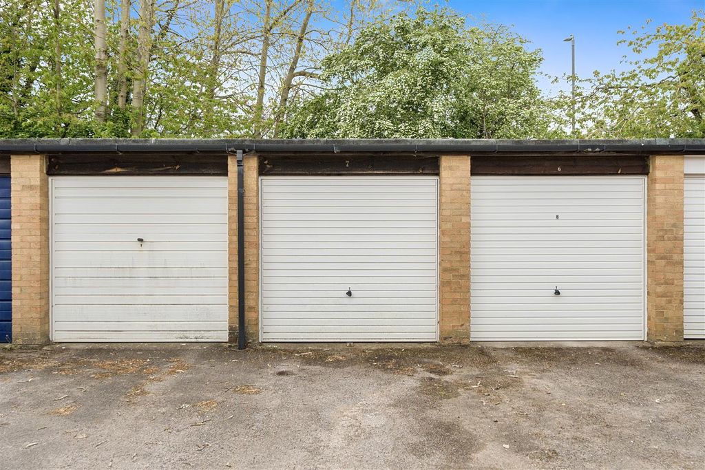 Property photo 3 of 15 Garage