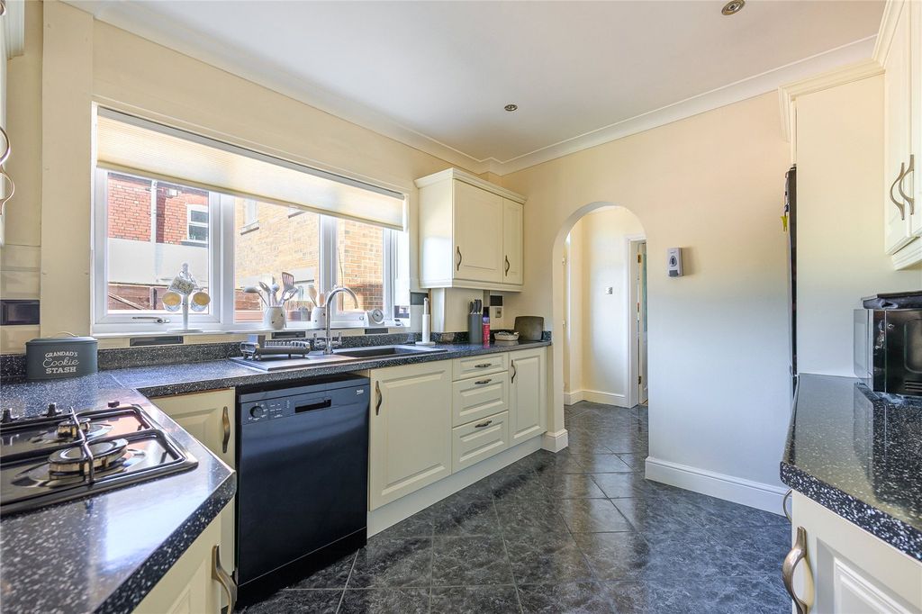 Property photo 2 of 31 Picture No. 13