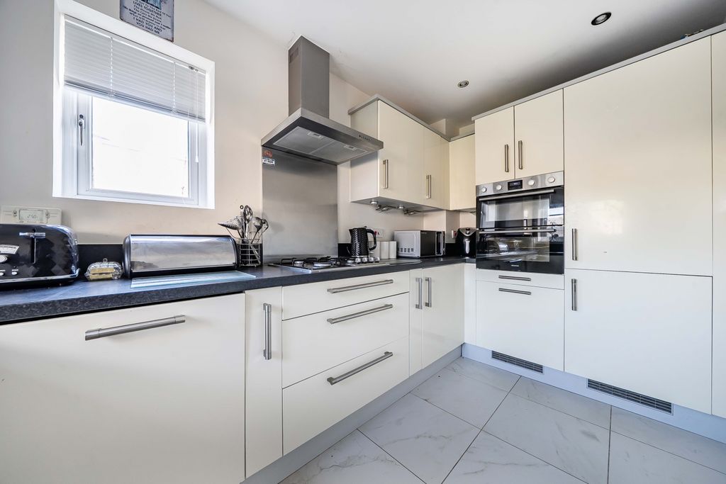 Property photo 2 of 17 Kitchen