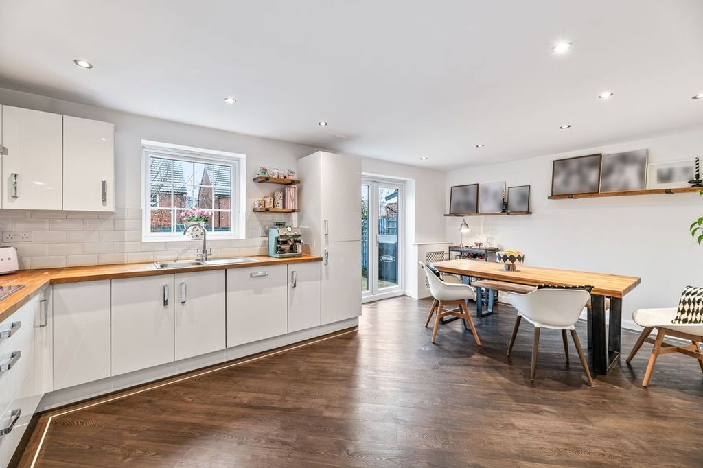 Property photo 3 of 19 Kitchen