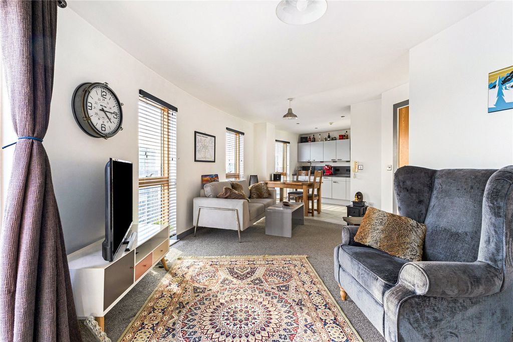 Property photo 2 of 15 Lounge