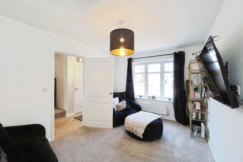 Property photo 2 of 17 Cosy Yet Airy Lounge