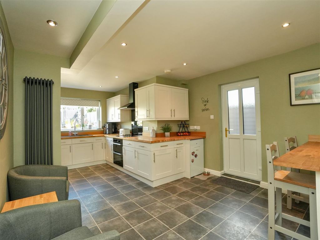 Property photo 3 of 27 Dining Kitchen