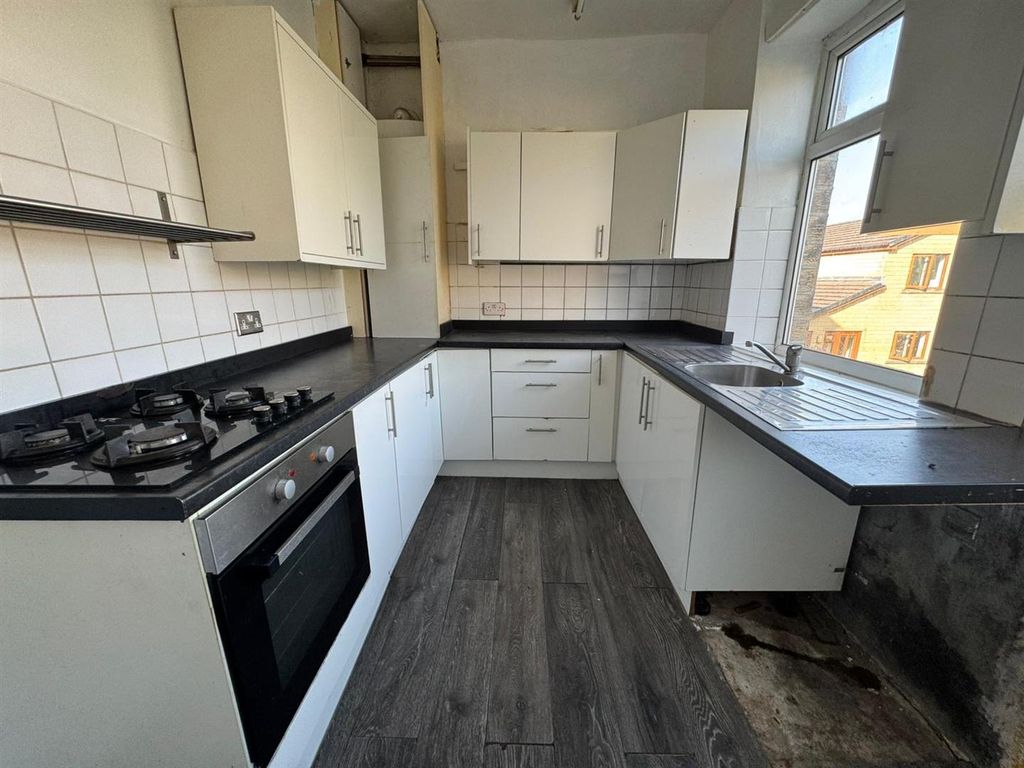 Property photo 3 of 10 Kitchen
