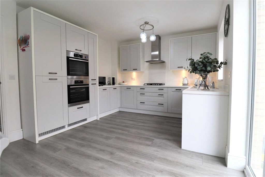 Property photo 3 of 18 Kitchen Area