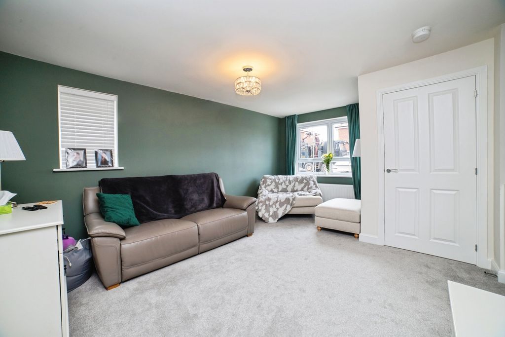 Property photo 2 of 13 Lounge