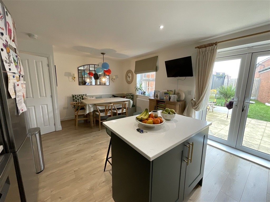 Property photo 3 of 7 Kitchen