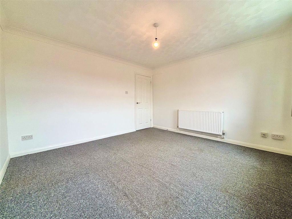 Property photo 3 of 9 Living/Dining Room