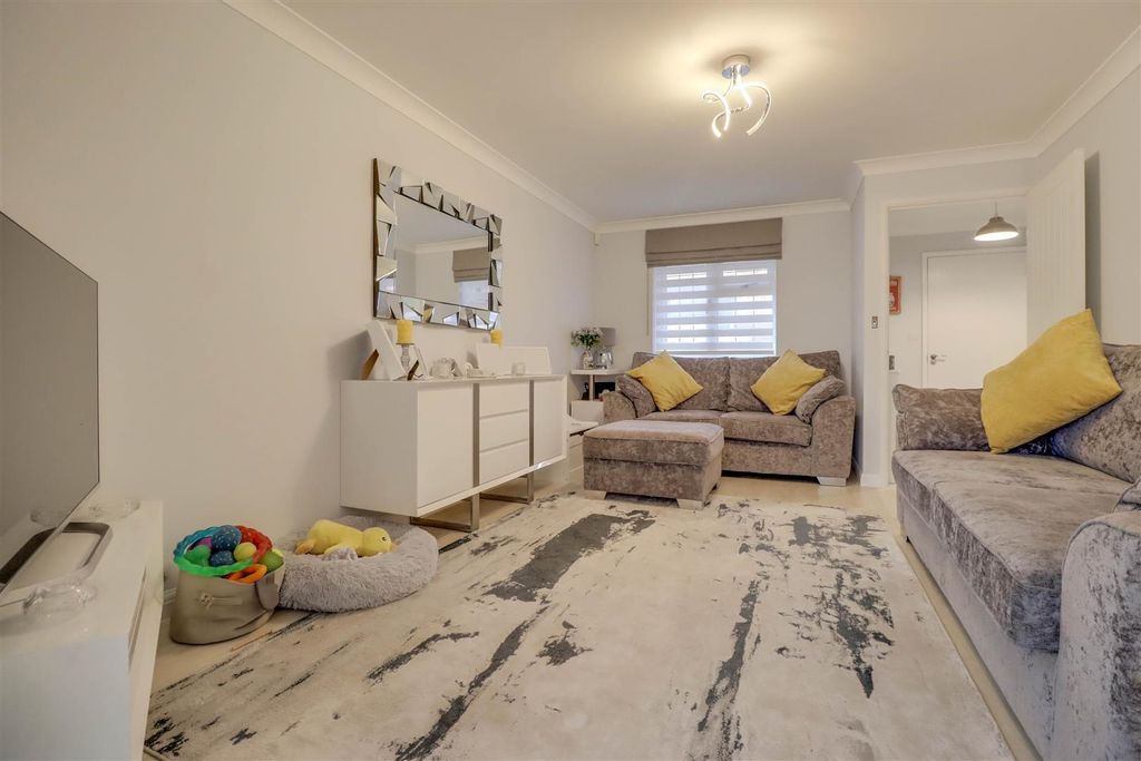 Property photo 2 of 23 15 Halstead Close-15.Jpg