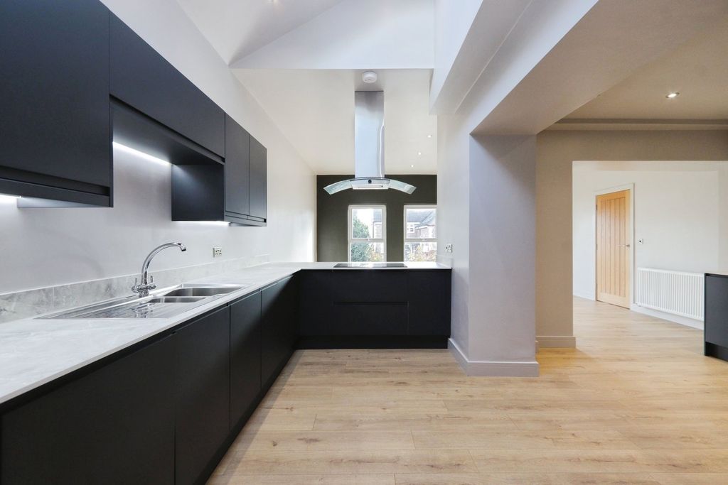 Property photo 2 of 33