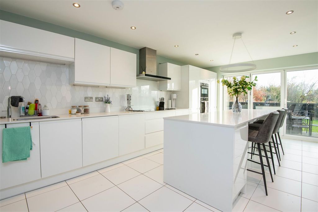 Property photo 3 of 21 Kitchen / Diner