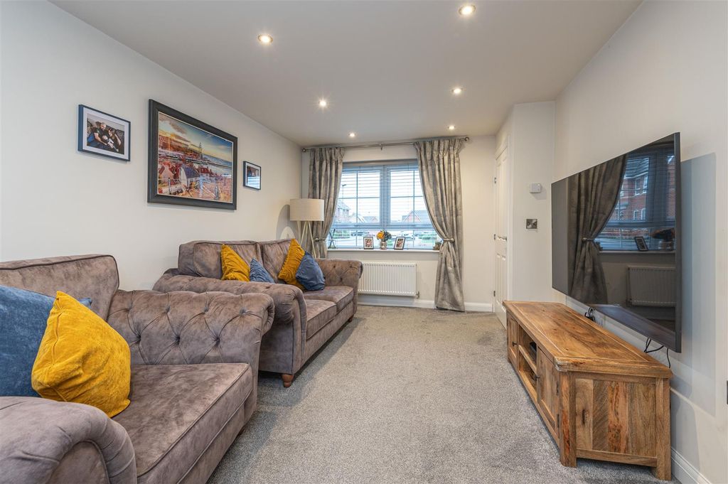 Property photo 2 of 40 Lounge