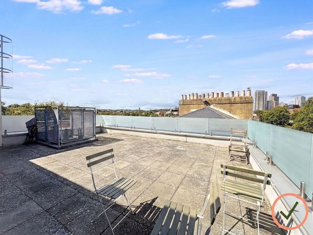 Property photo 2 of 9 Roof Garden