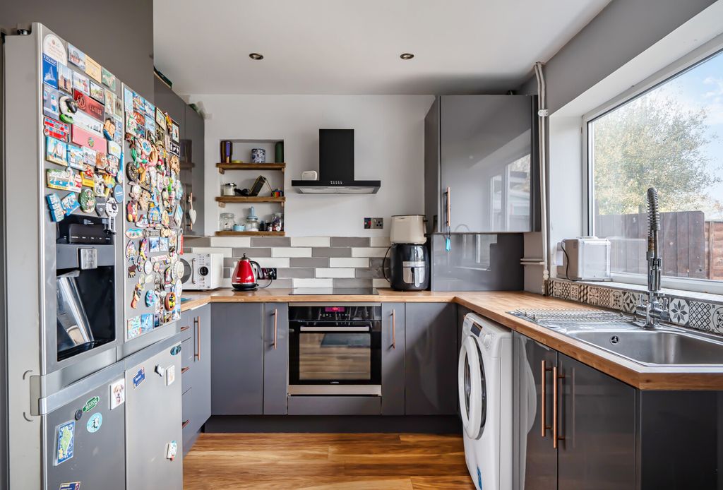 Property photo 3 of 17 1374619-23-690B77...