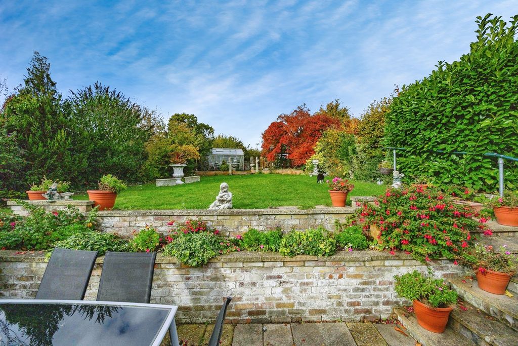 Property photo 2 of 19 Garden