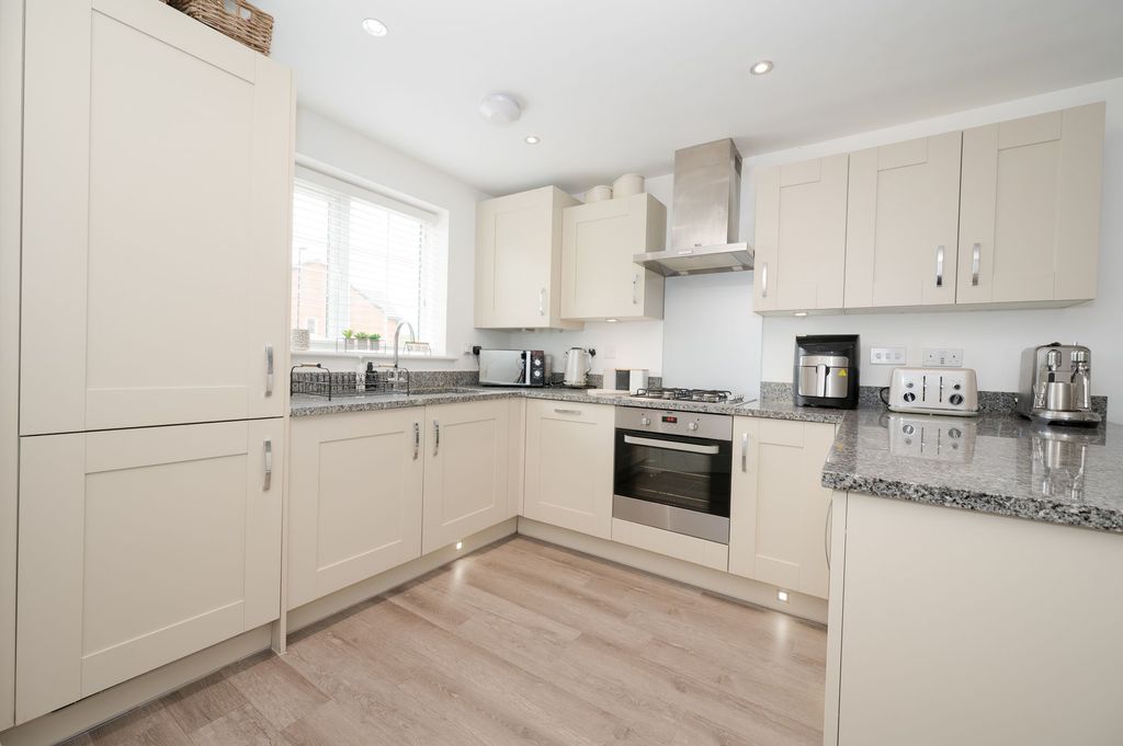 Property photo 2 of 31