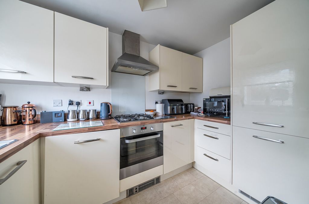 Property photo 3 of 12 Kitchen