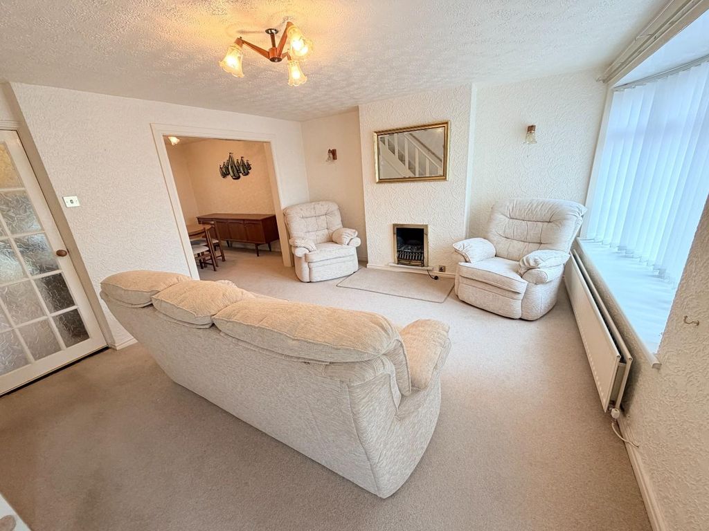 Property photo 3 of 27 Lounge