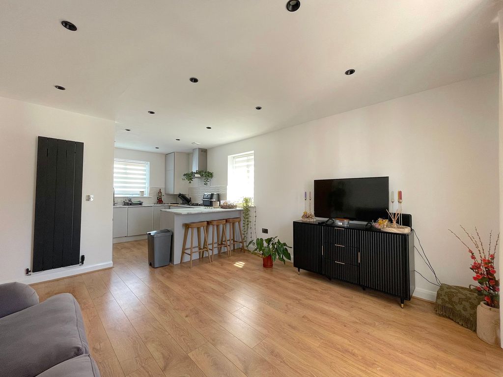 Property photo 2 of 17 Living Room/Dining Room/Kitchen (1)