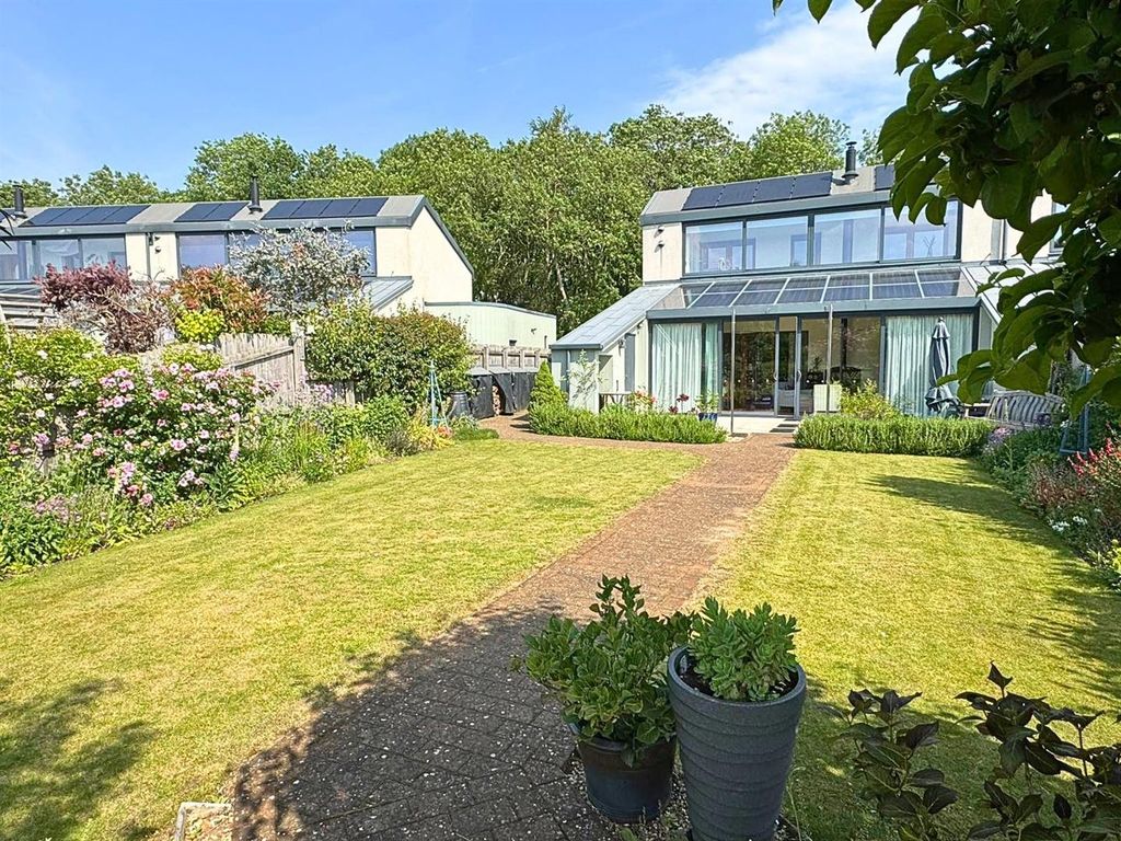 Property photo 2 of 33 Garden