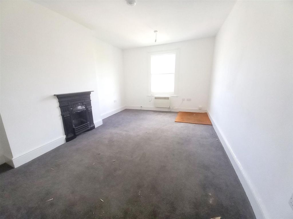 Property photo 2 of 8 Living/Bedroom Area