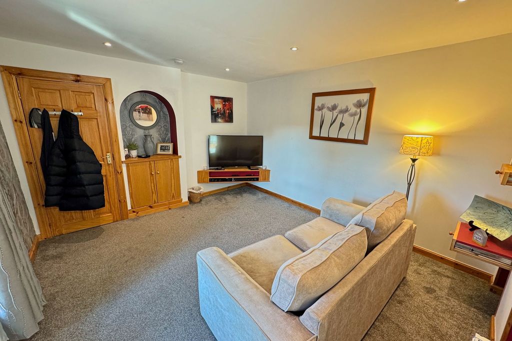 Property photo 3 of 13 Lounge