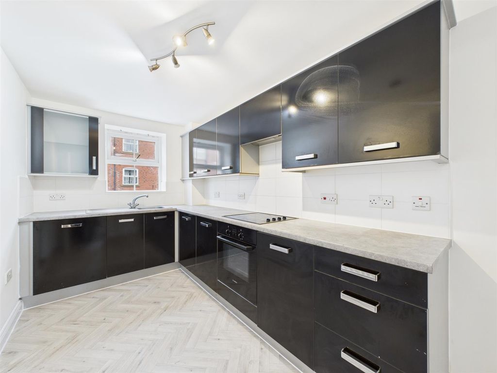 Property photo 3 of 8 Kitchen